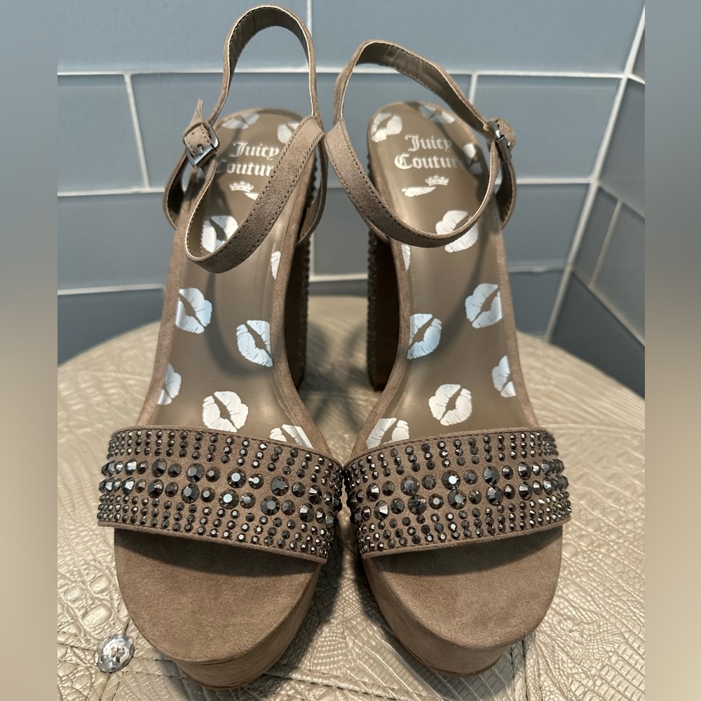 Juicy Couture Size 10 Trice Taupe Heels with Rhinestones - Picture 2 of 9